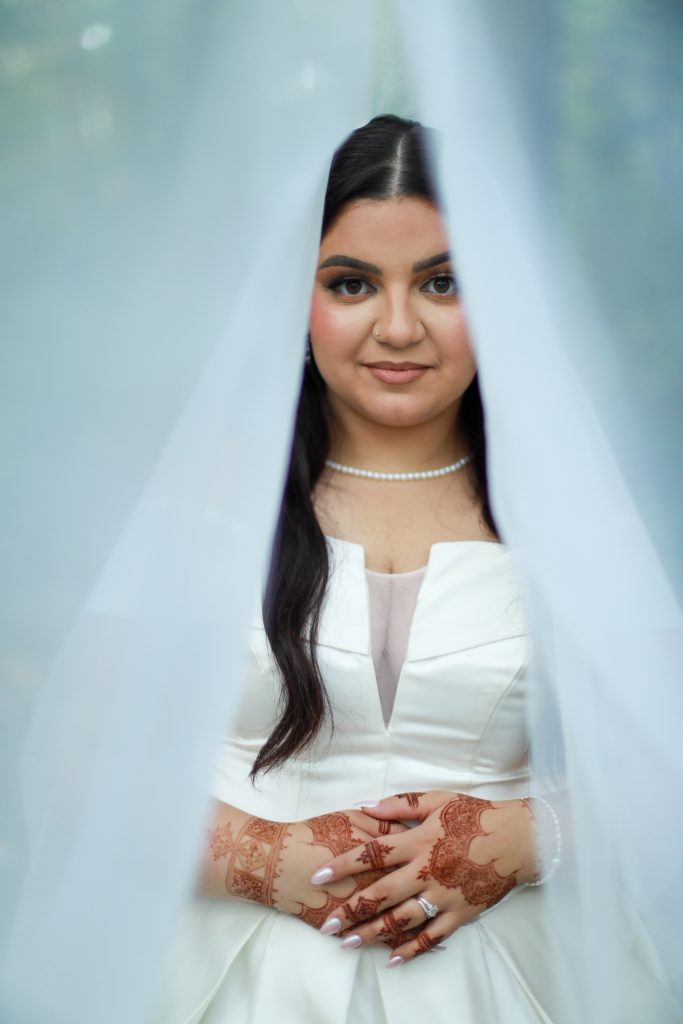 photo de face d'une mariée pour son mariage au parc
