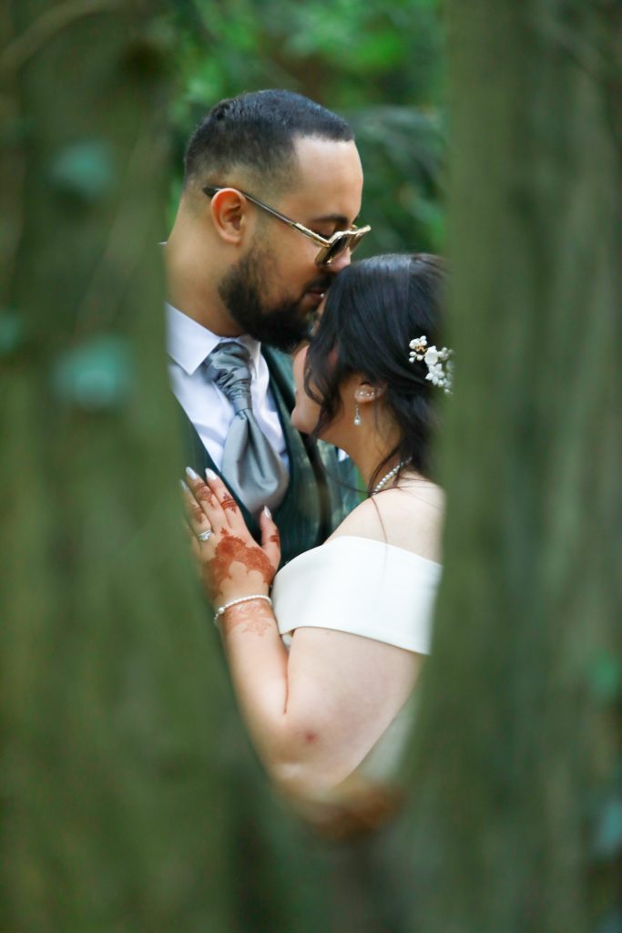 photographie naturel d'une mariée et le marié au parc