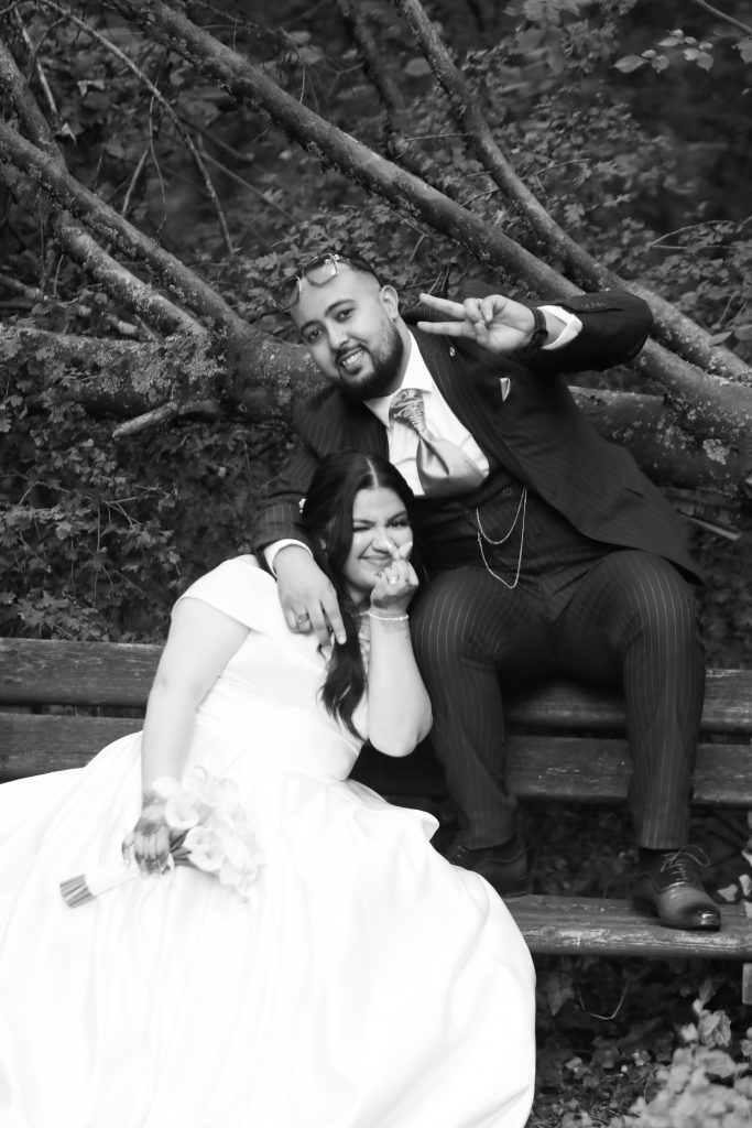 Capture instantané et naturel d'une mariée et un marié au parc